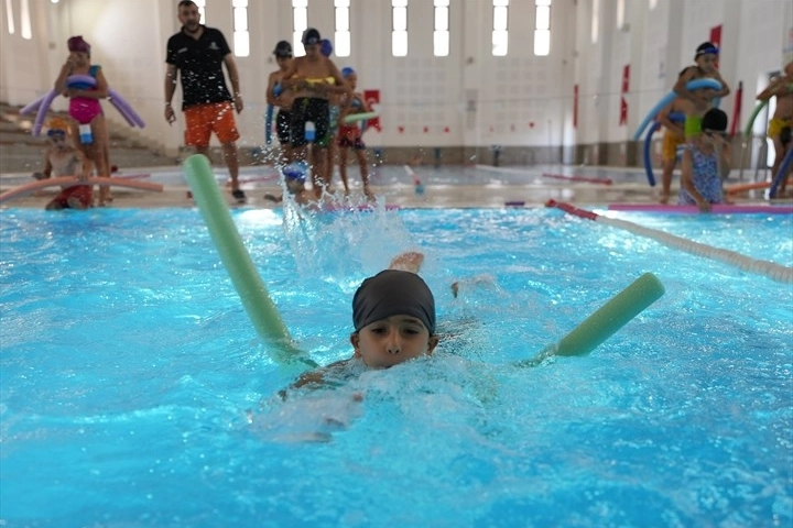 Denizli’de miniklere ücretsiz yüzme kursu
